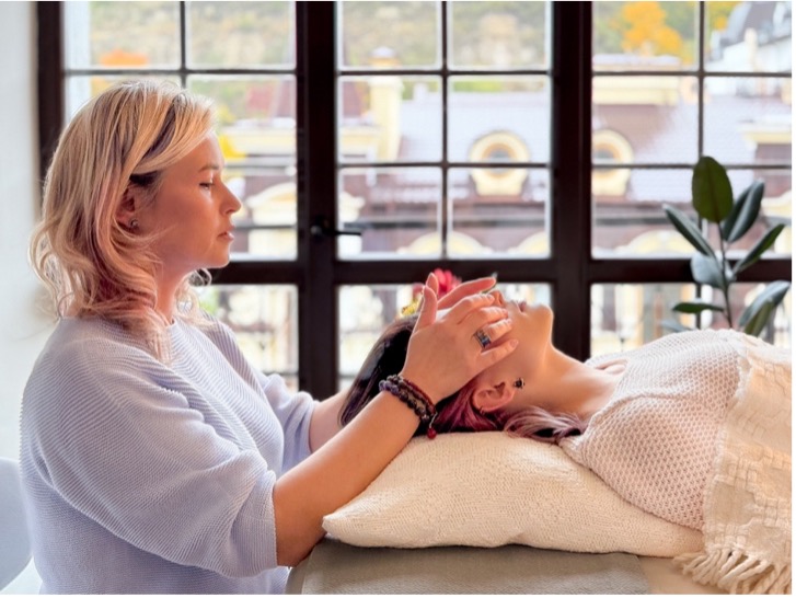 терапевт працює з пацієнтом в техніці біодинаміки